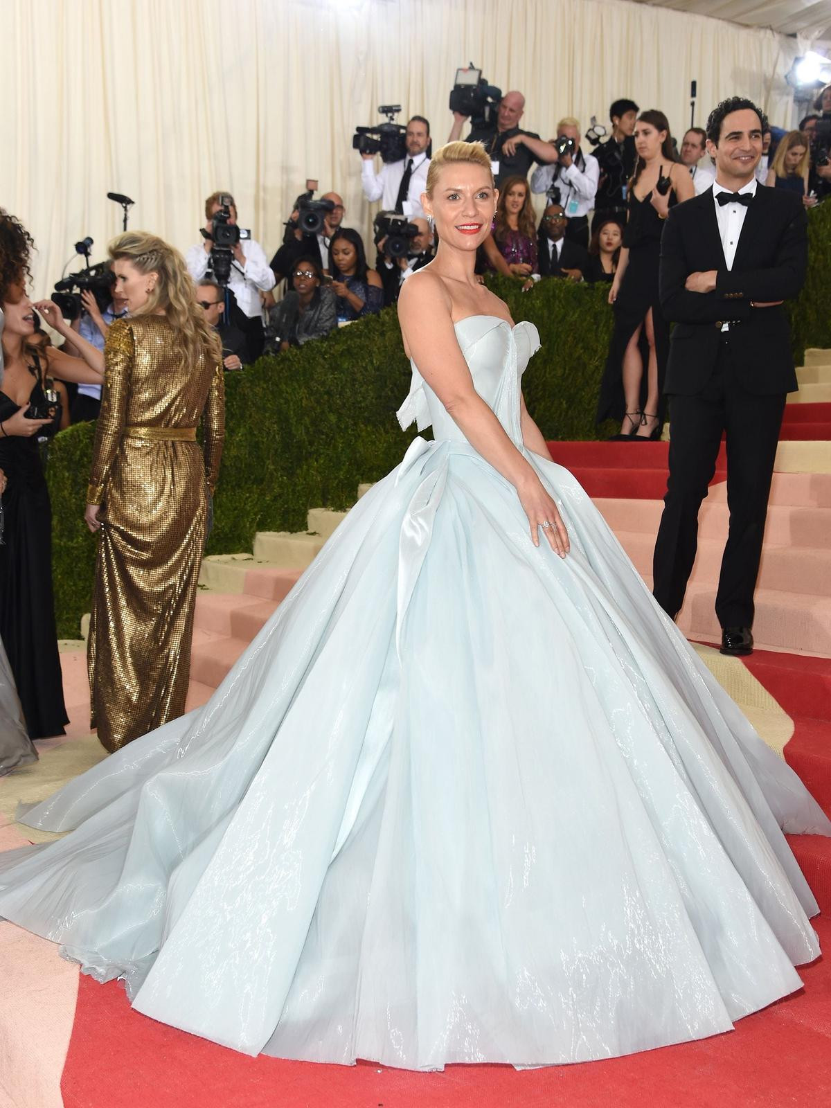 Nhớ lại siêu phẩm ‘váy Lọ Lem’ tại Met Gala 2016, Claire Danes tiết lộ phải nhờ đồng nghiệp giúp đi vệ sinh Ảnh 3