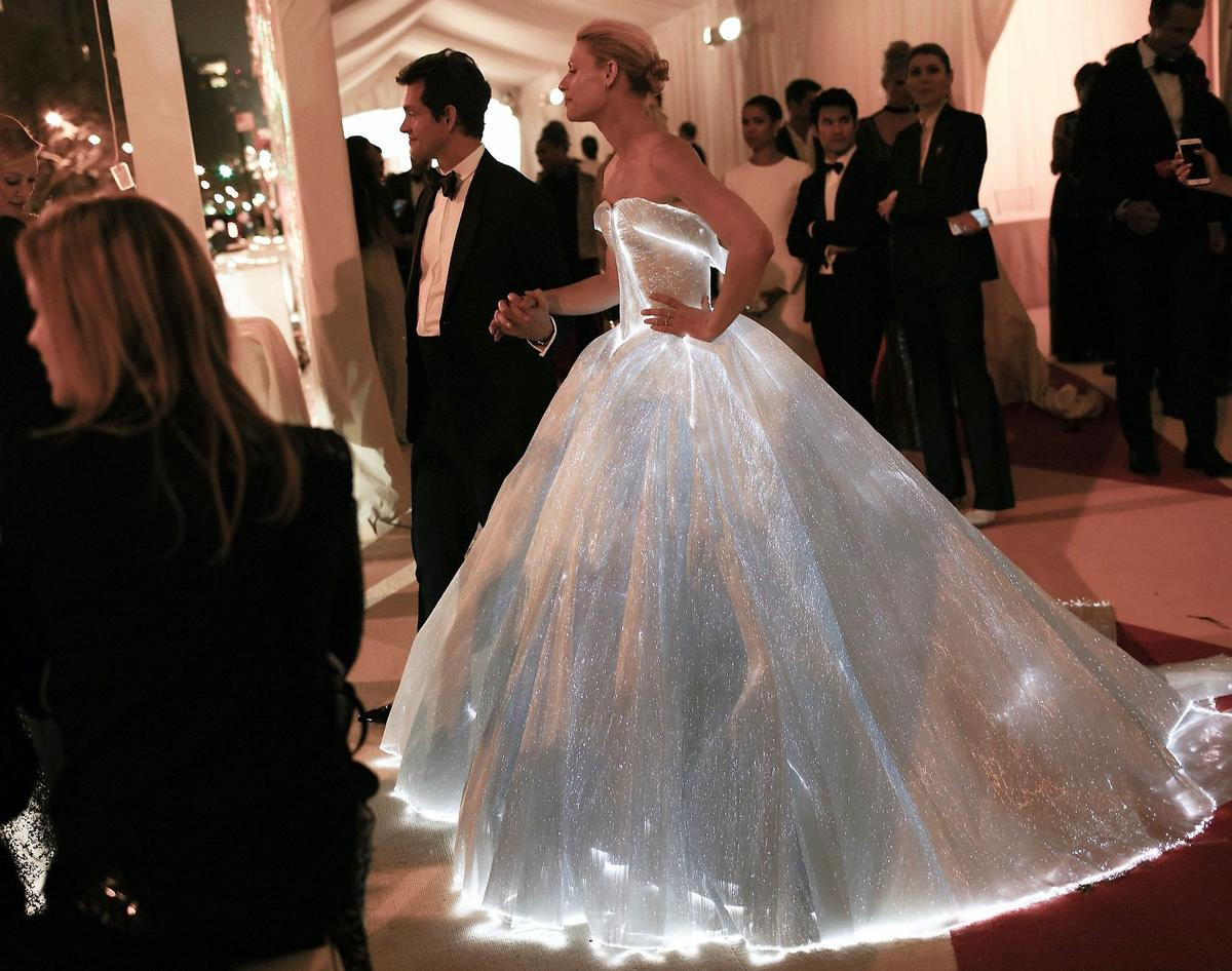 Nhớ lại siêu phẩm ‘váy Lọ Lem’ tại Met Gala 2016, Claire Danes tiết lộ phải nhờ đồng nghiệp giúp đi vệ sinh Ảnh 5