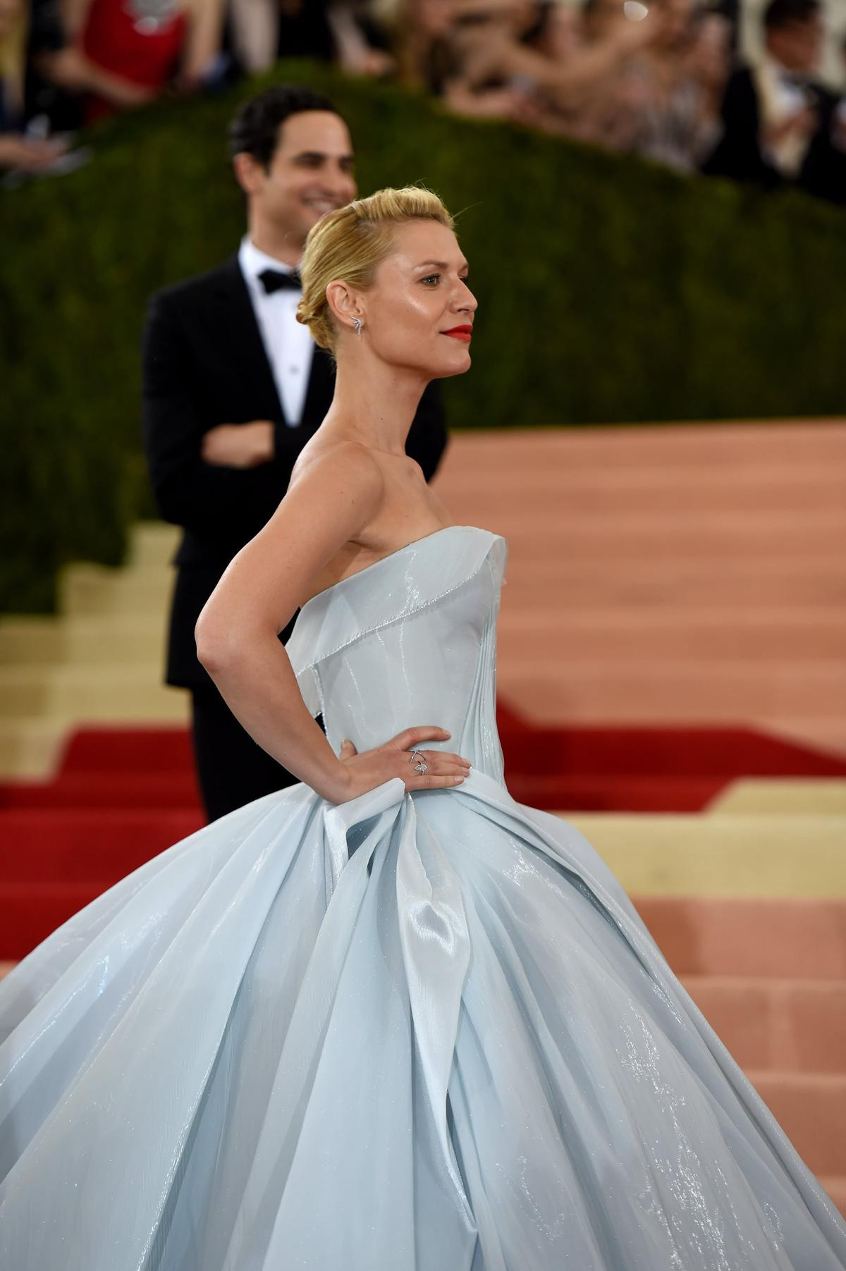 Nhớ lại siêu phẩm ‘váy Lọ Lem’ tại Met Gala 2016, Claire Danes tiết lộ phải nhờ đồng nghiệp giúp đi vệ sinh Ảnh 1