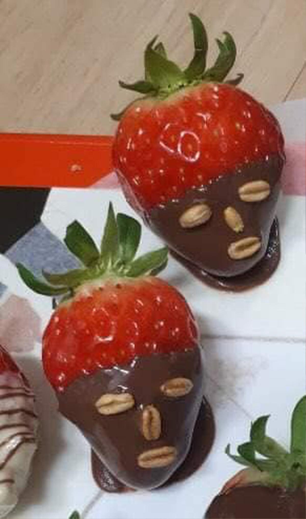 Dâu tây nhúng chocolate phiên bản kinh dị, làm quà Valentine tặng người yêu thế này thì 'toang' Ảnh 1