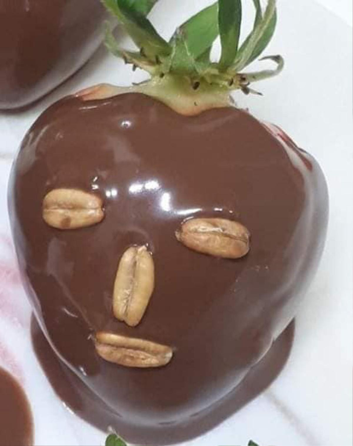 Dâu tây nhúng chocolate phiên bản kinh dị, làm quà Valentine tặng người yêu thế này thì 'toang' Ảnh 4