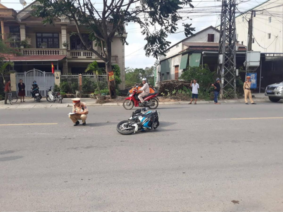 Không chấp hành hiệu lệnh dừng xe, 2 nam thanh niên tông gãy chân đại úy CSGT Ảnh 1