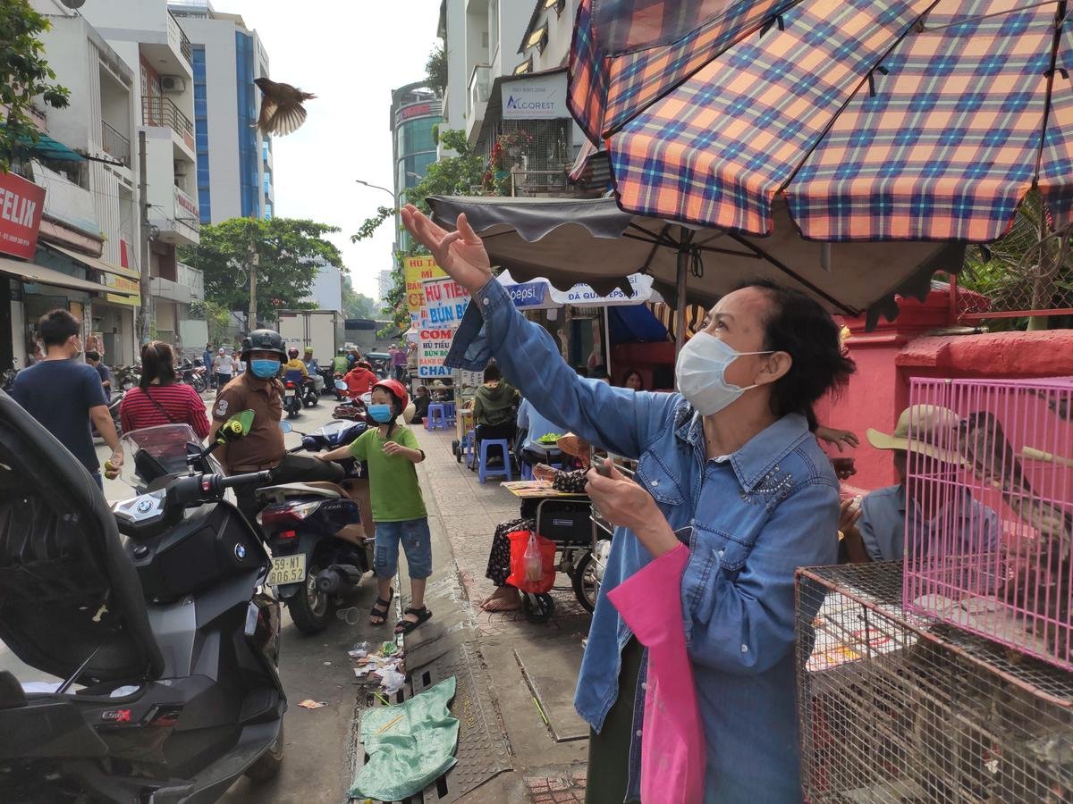 Giữa dịch virus corona, đông đảo người dân TP HCM đi chùa ngày Rằm tháng Giêng, vừa lễ phật vừa đeo khẩu trang phòng bệnh Ảnh 13