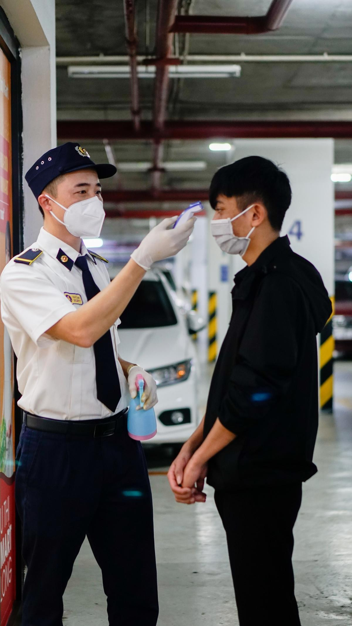 Hàng chục trung tâm thương mại phun thuốc khử trùng, đo thân nhiệt toàn bộ nhân viên giữa đại dịch virus corona Ảnh 6