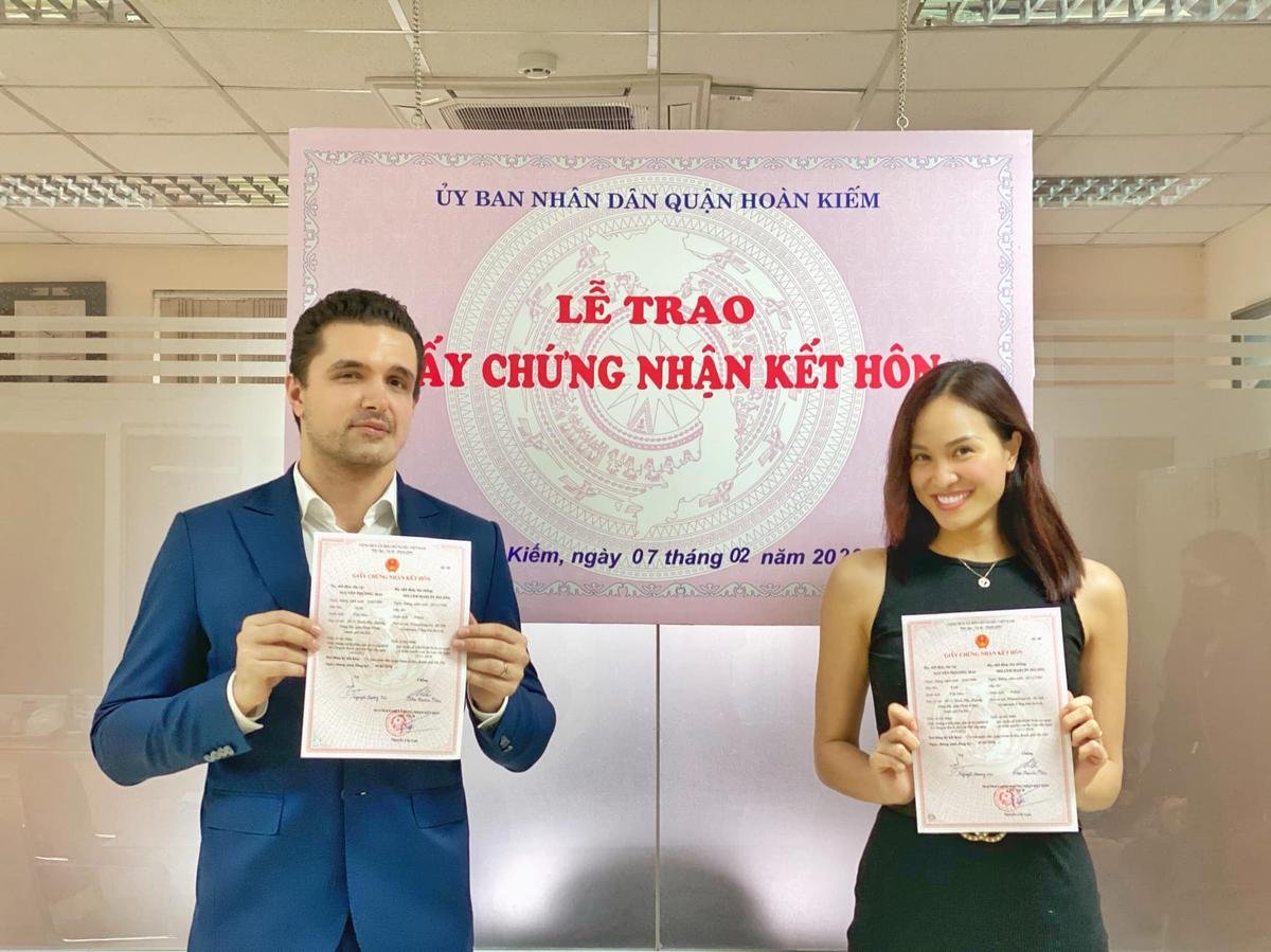 Siêu mẫu Phương Mai khoe ảnh đăng ký kết hôn cùng ông xã ngoại quốc, chính thức trở thành 'vợ người ta' Ảnh 1