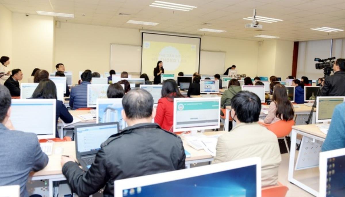 Nghỉ vì virus Corona, sinh viên Đại học Kinh tế Quốc dân chuyển sang hình thức học online Blended learning Ảnh 3