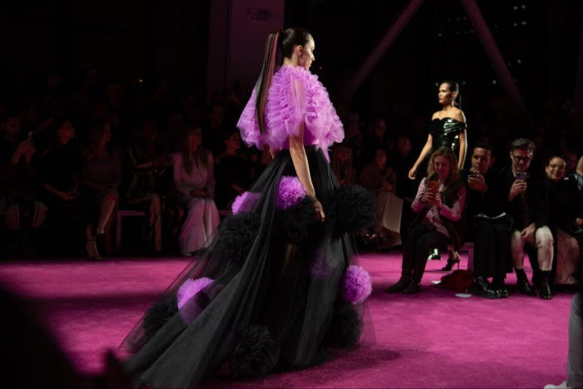 Christian Siriano khởi động Tuần lễ thời trang New York với bộ sưu tập lấy cảm hứng từ 'Birds of Prey’ Ảnh 18