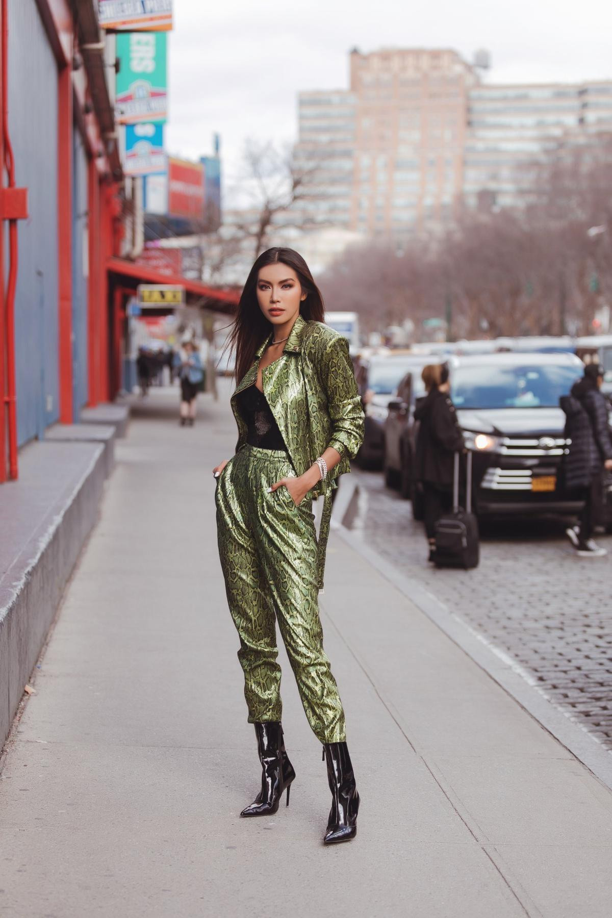 New York Fashion Week ngày đầu tiên, Minh Tú cá tính trong outfit màu neon nổi bật Ảnh 2