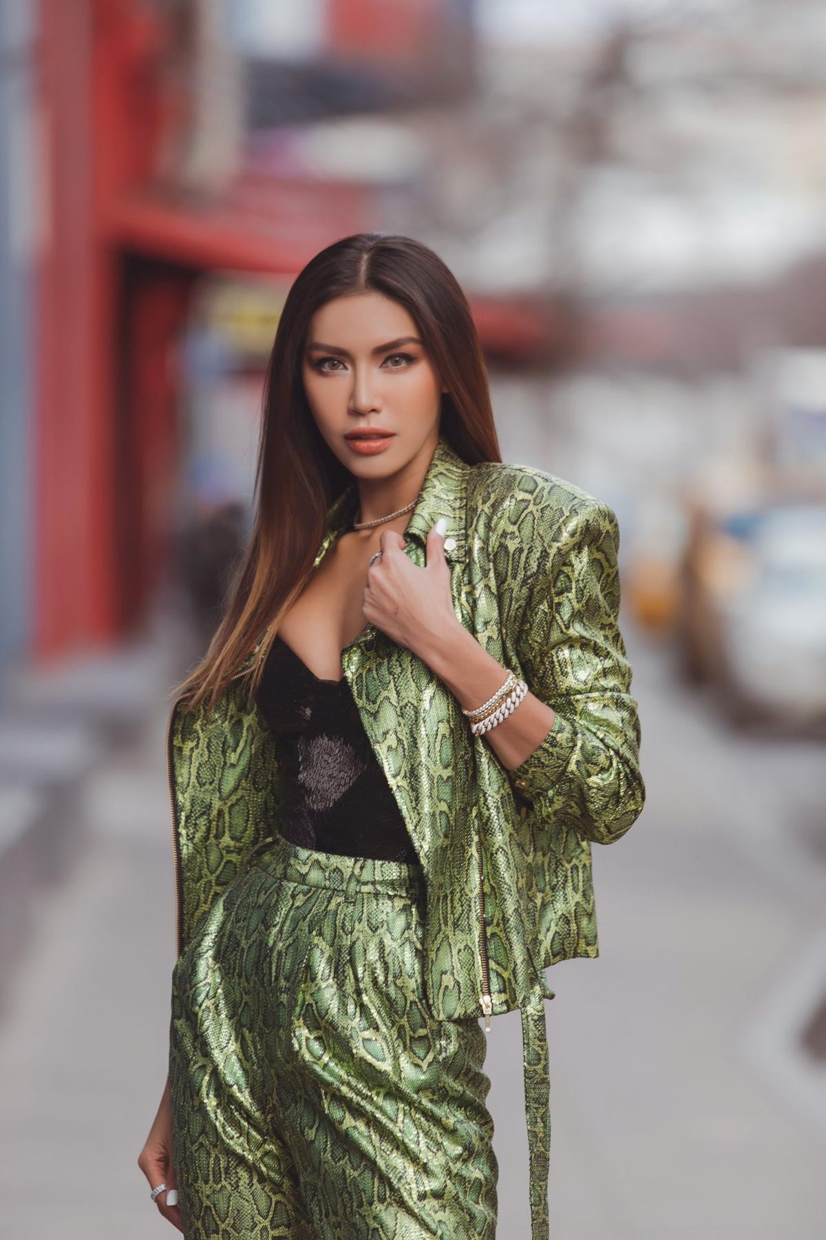 New York Fashion Week ngày đầu tiên, Minh Tú cá tính trong outfit màu neon nổi bật Ảnh 1