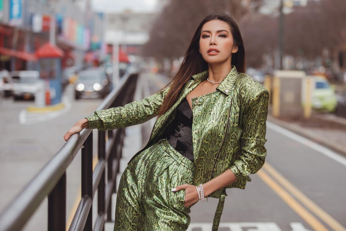 New York Fashion Week ngày đầu tiên, Minh Tú cá tính trong outfit màu neon nổi bật Ảnh 4