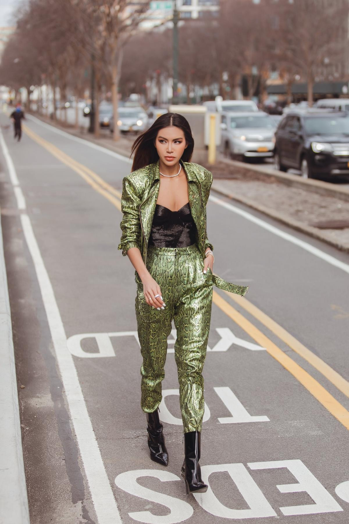 New York Fashion Week ngày đầu tiên, Minh Tú cá tính trong outfit màu neon nổi bật Ảnh 3