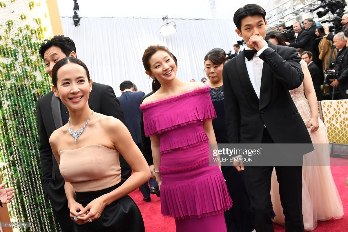 Dàn diễn viên Hạ cánh nơi anh, Ký sinh trùng bừng sáng trên thảm đỏ 'Oscar 2020': Knet chê bai trang phục! Ảnh 8