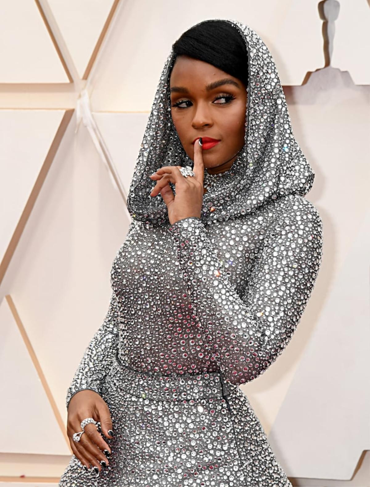 Janelle Monáe mặc váy nặng ‘ngàn cân’, đính 168.000 viên pha lê Swarovski lên thảm đỏ Oscar Ảnh 5