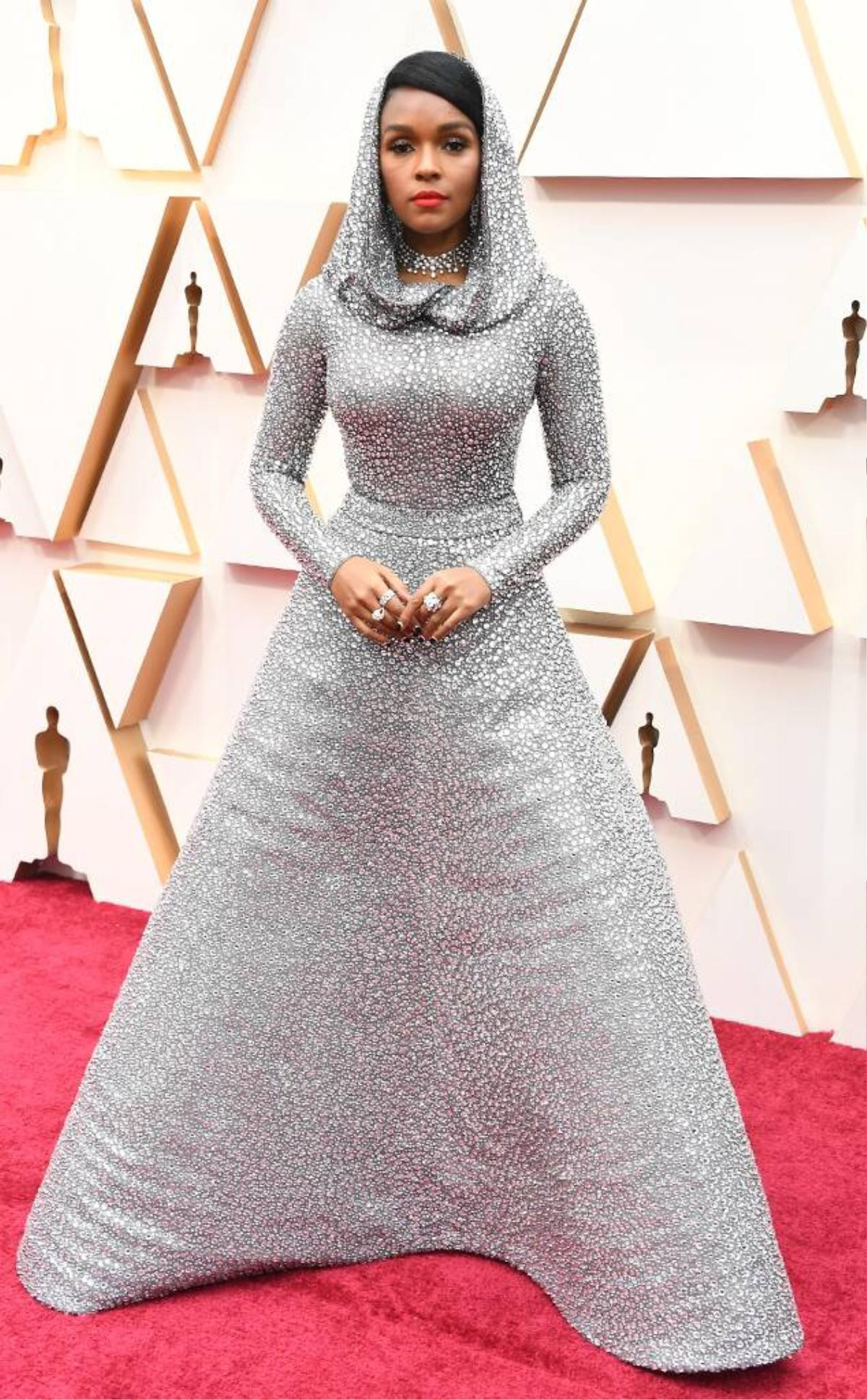 Janelle Monáe mặc váy nặng ‘ngàn cân’, đính 168.000 viên pha lê Swarovski lên thảm đỏ Oscar Ảnh 1