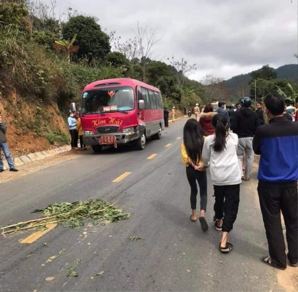 Đang trên đường từ bệnh viện về nhà, cả gia đình 3 người bị xe khách tông tử vong Ảnh 1