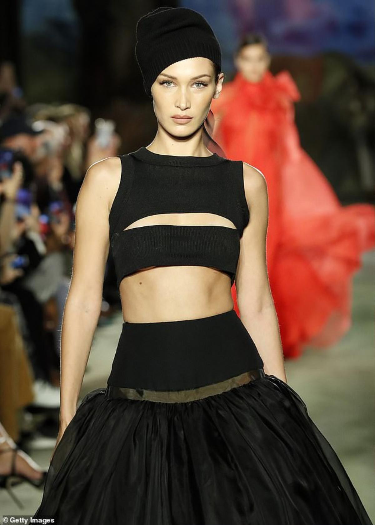 Loạt thiết kế xuyên thấu hở bạo, cut -out đầy thu hút phủ sóng New York Fashion Week 2020 Ảnh 1