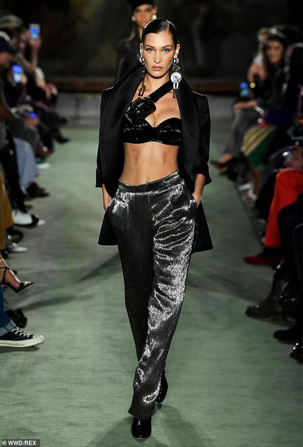 Loạt thiết kế xuyên thấu hở bạo, cut -out đầy thu hút phủ sóng New York Fashion Week 2020 Ảnh 2