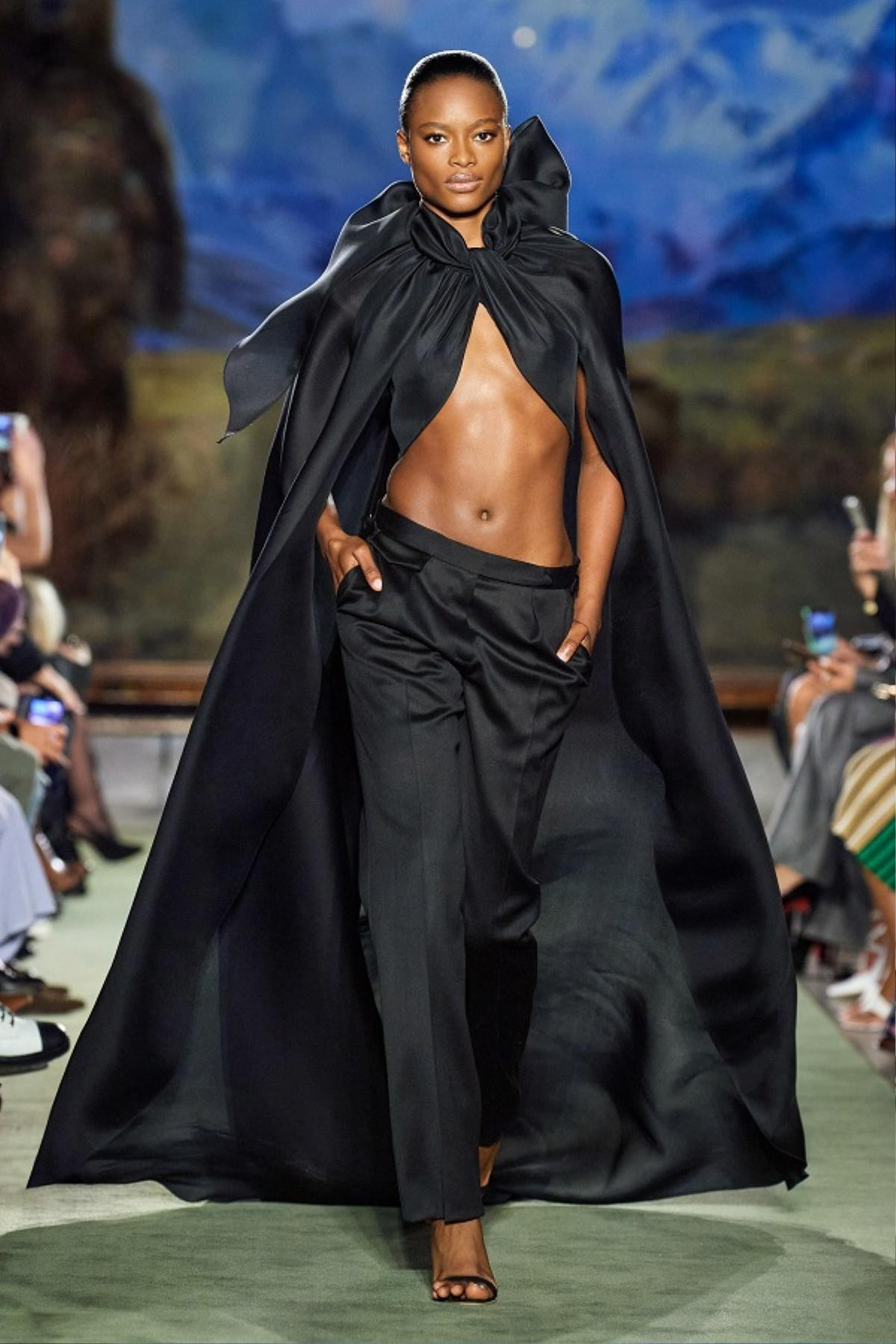 Loạt thiết kế xuyên thấu hở bạo, cut -out đầy thu hút phủ sóng New York Fashion Week 2020 Ảnh 3