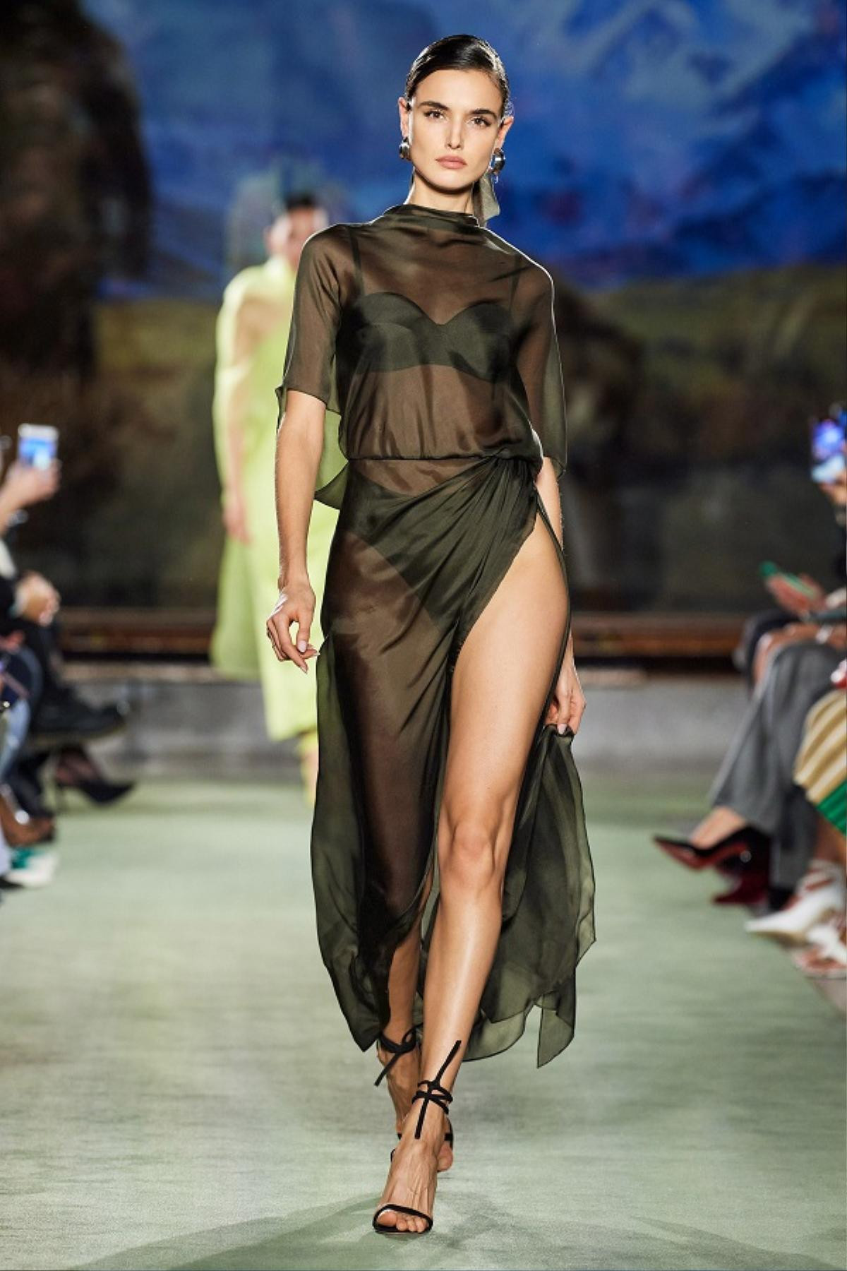 Loạt thiết kế xuyên thấu hở bạo, cut -out đầy thu hút phủ sóng New York Fashion Week 2020 Ảnh 5