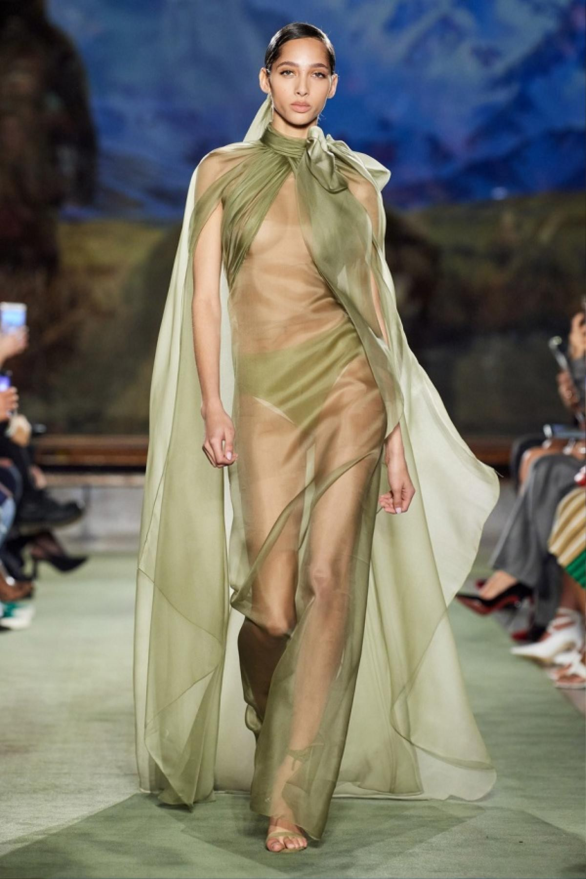 Loạt thiết kế xuyên thấu hở bạo, cut -out đầy thu hút phủ sóng New York Fashion Week 2020 Ảnh 4