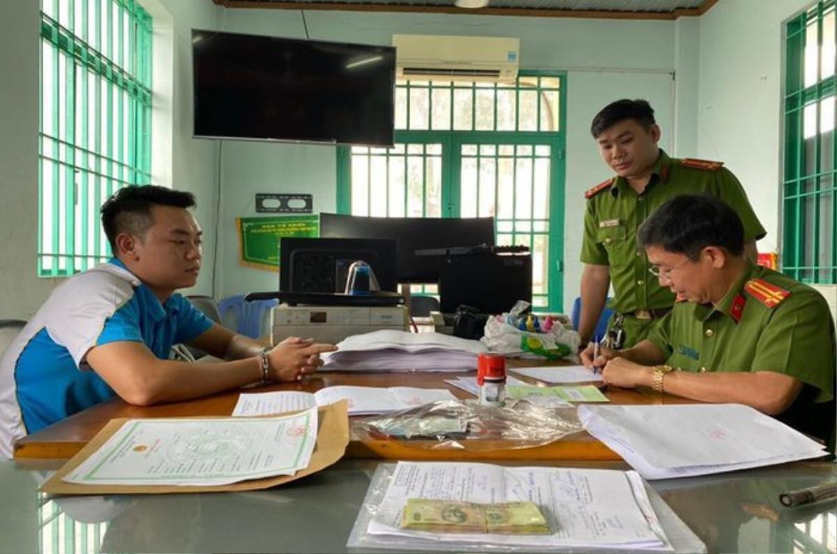 Bắt quả tang chủ tiệm áo cưới ở Đồng Nai làm giả hơn 500 loại giấy tờ Ảnh 1