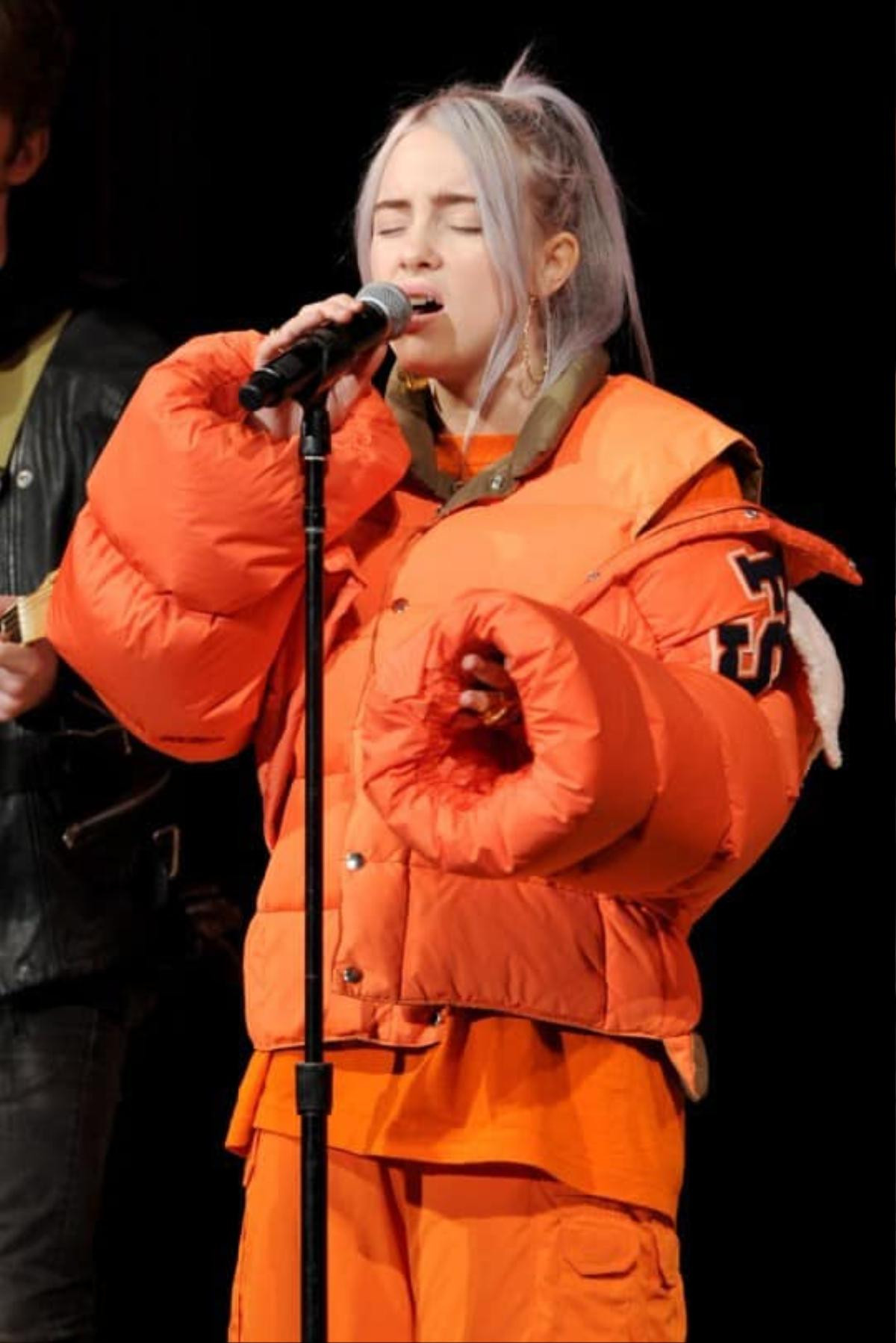 Tiết lộ lý do nữ ca sĩ đoạt 5 giải Grammy Billie Eilish thường xuyên mặc đồ rộng thùng thình Ảnh 1