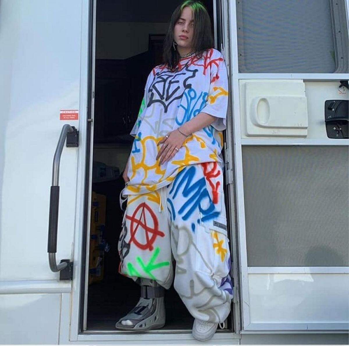 Tiết lộ lý do nữ ca sĩ đoạt 5 giải Grammy Billie Eilish thường xuyên mặc đồ rộng thùng thình Ảnh 2