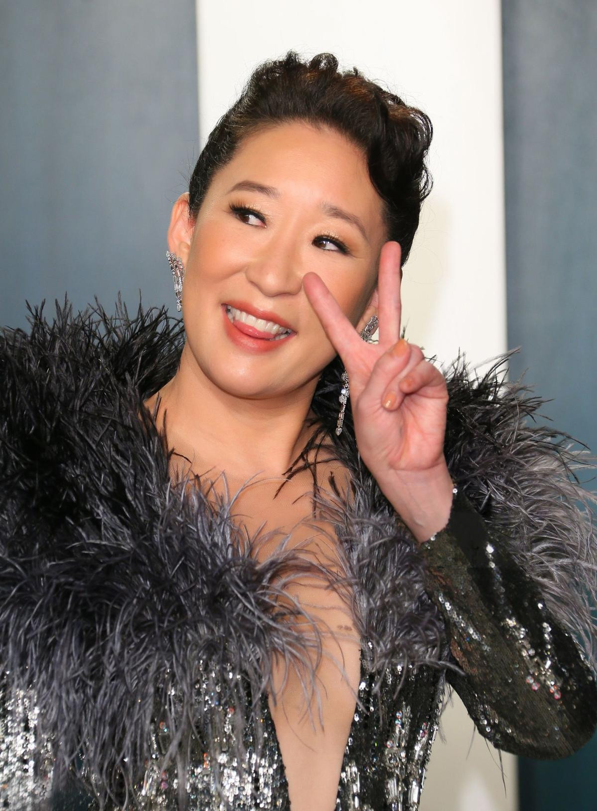 Quyền lực như một nữ hoàng, Sandra Oh nổi bật trên thảm đỏ tiệc hậu Oscar 2020 với sáng tạo của Công Trí Ảnh 1