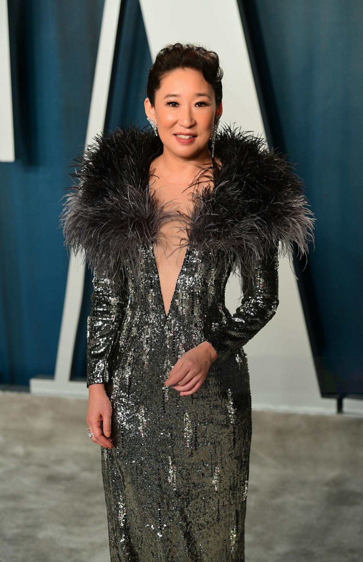 Quyền lực như một nữ hoàng, Sandra Oh nổi bật trên thảm đỏ tiệc hậu Oscar 2020 với sáng tạo của Công Trí Ảnh 2