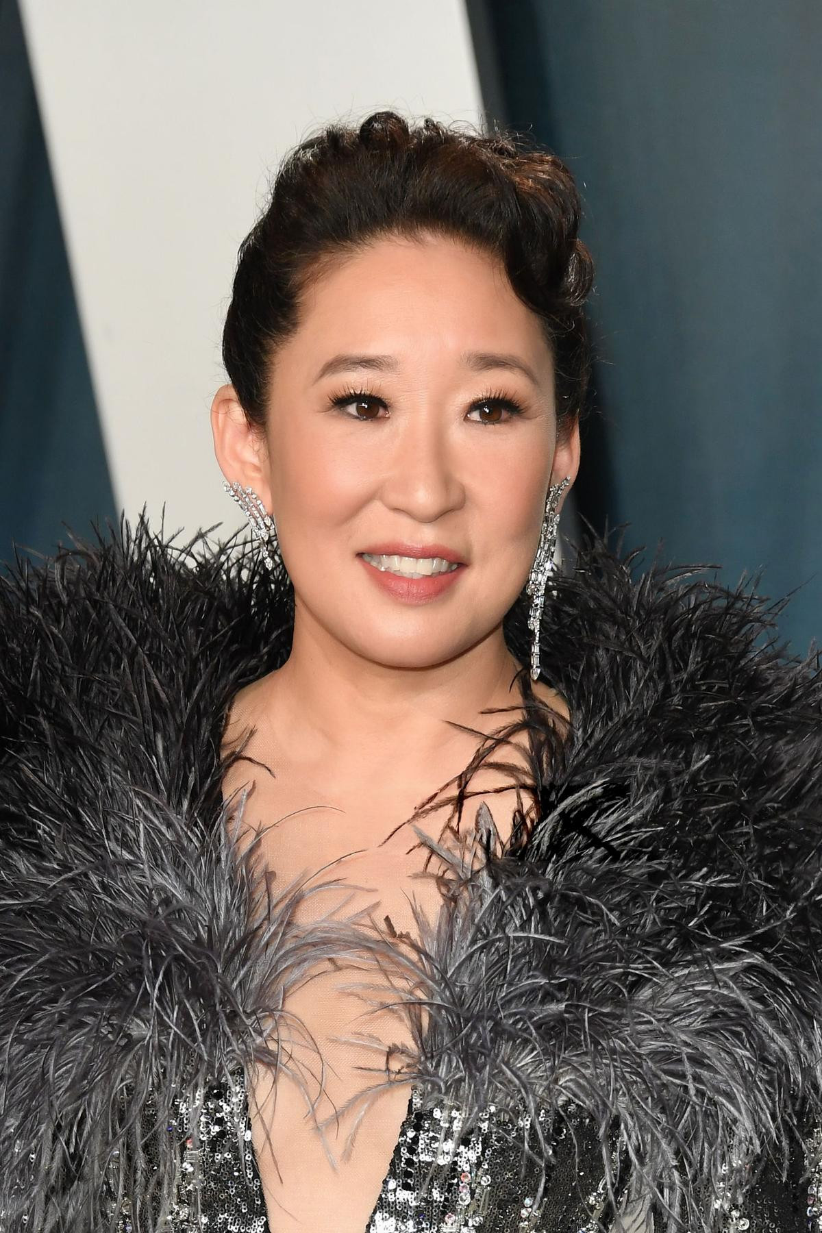 Quyền lực như một nữ hoàng, Sandra Oh nổi bật trên thảm đỏ tiệc hậu Oscar 2020 với sáng tạo của Công Trí Ảnh 4