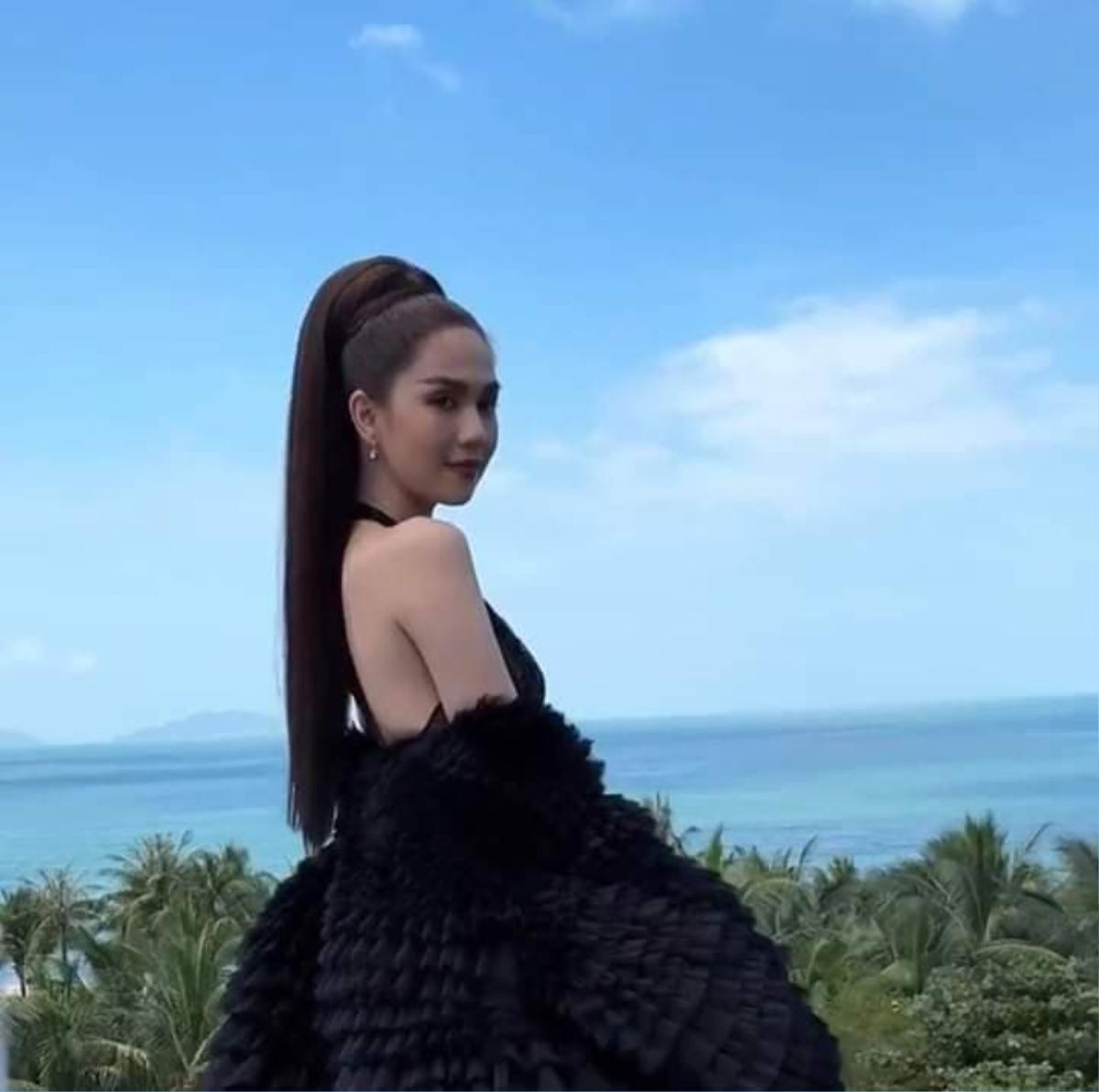 Ngọc Trinh bỗng dưng được fan Ariana Grande gọi tên vì bí mật xuất hiện trong MV của 'tiểu diva'? Ảnh 3