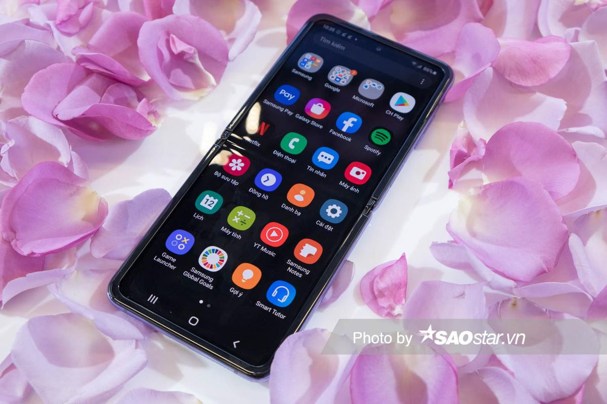 Trên tay Galaxy Z Flip: Màu sắc ảo diệu, gập gọn trong lòng bàn tay Ảnh 7