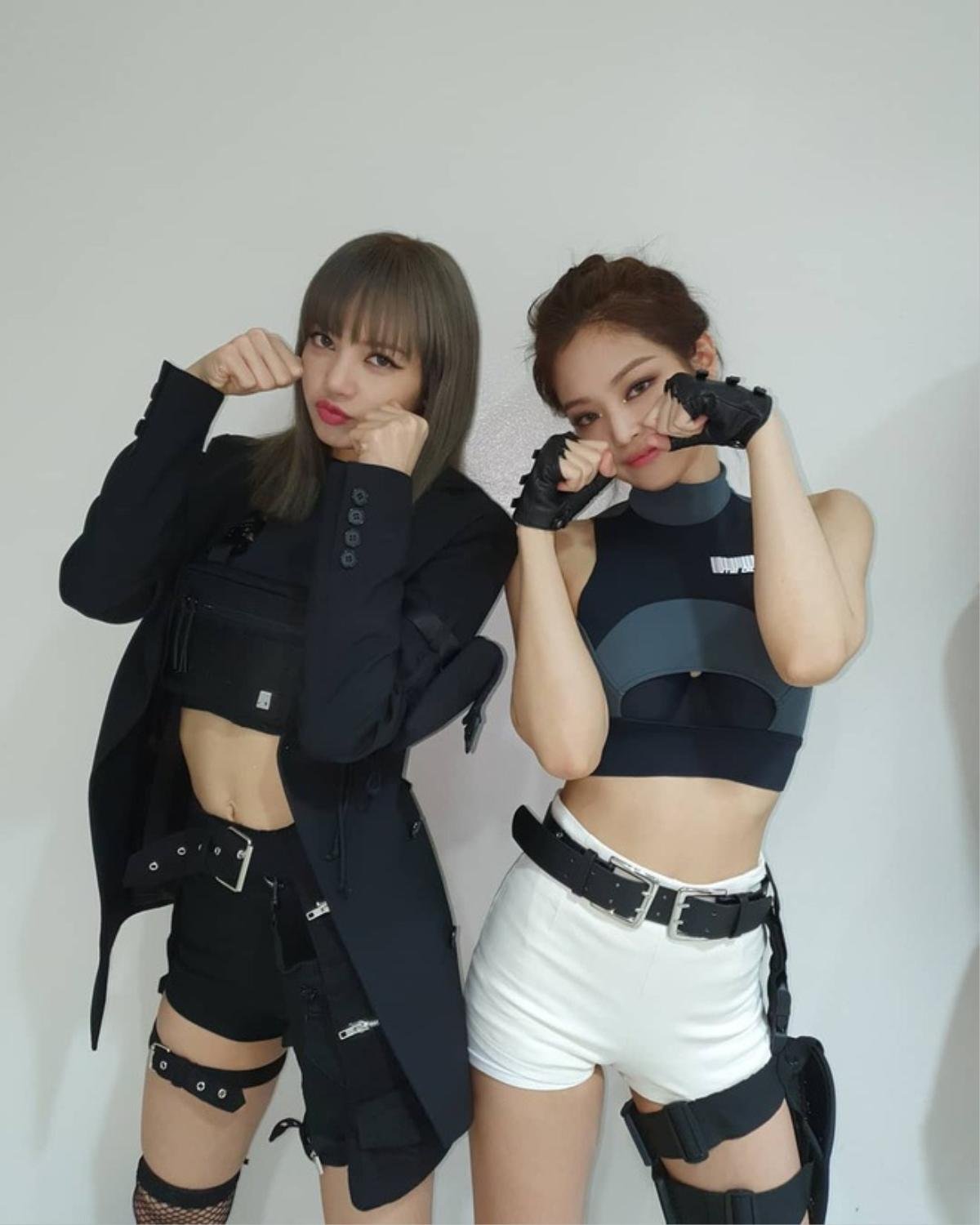 Lisa Black Pink khiến fans bấn loạn trước thông tin ra mắt dòng thời trang mang tên mình Ảnh 8