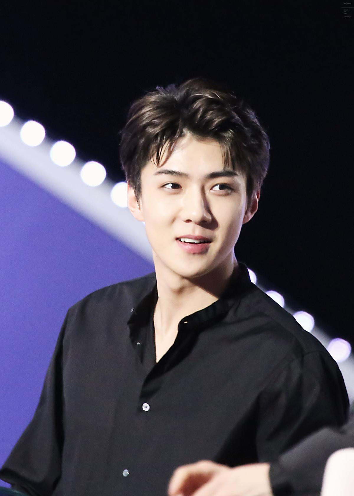 Tấm lòng ấm áp của Sehun: Quyên góp quỹ học bổng tại ngôi trường cũ của mình Ảnh 1