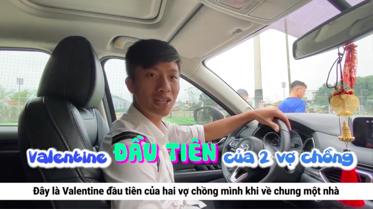 Valentine đầu tiên bên nhau, Văn Đức tặng vợ quà 'siêu to khổng lồ' Ảnh 1