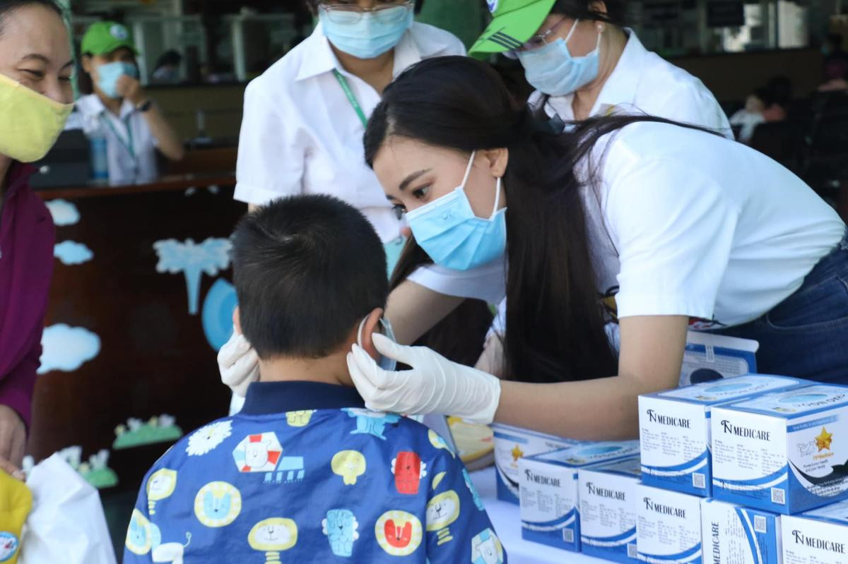 Đỗ Mỹ Linh nhận hoa Valentine đúng 0h, Tiểu Vy - Thùy Tiên nhờ bạn mua quà tự tặng cho 'có không khí' Ảnh 7