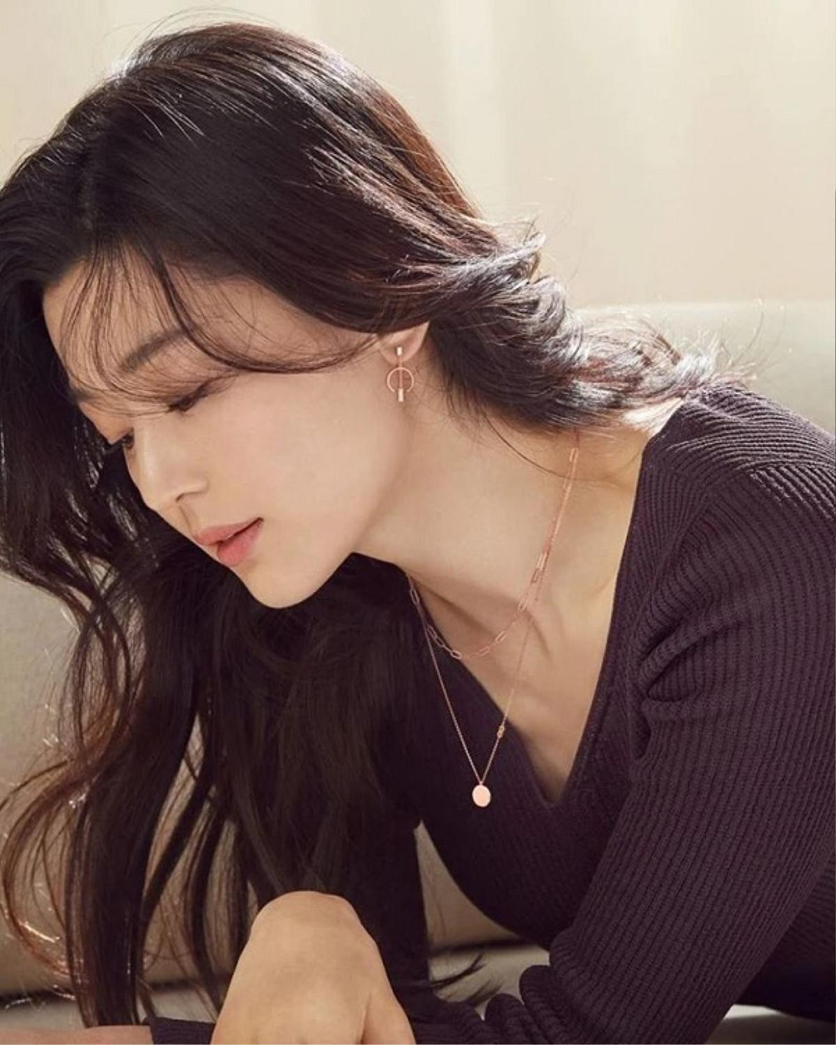 Cư dân mạng 'điên đảo' trước nhan sắc xinh đẹp của mợ chảnh Jun Ji Huyn trong chiến dịch thời trang mới Ảnh 4