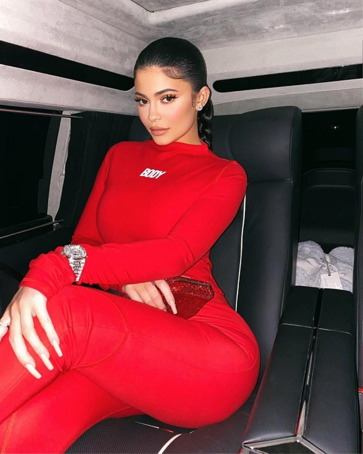 Kylie Jenner, Ngọc Trinh khoe vóc dáng tuyệt mỹ với bodysuit rực rỡ ngày Valentine Ảnh 1