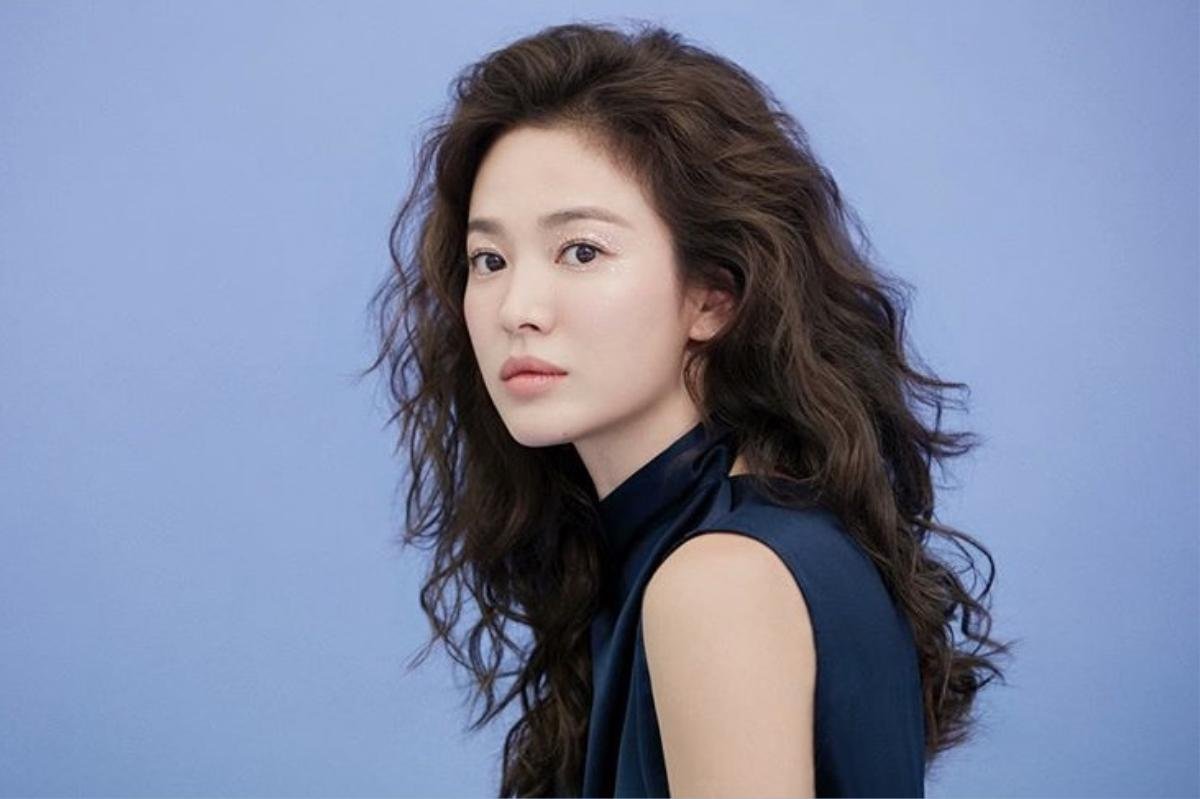 Song Hye Kyo để tóc 'sợi mì', khoe vẻ đẹp tựa nữ thần ngày Valentine Ảnh 12