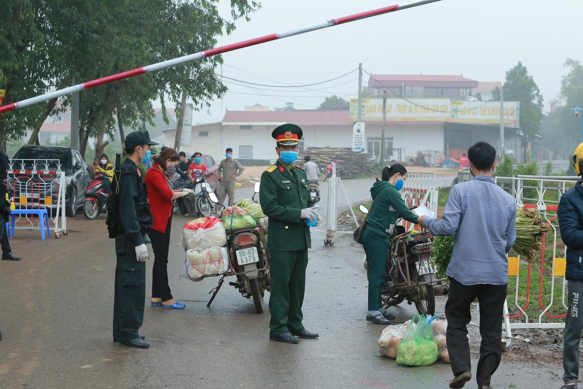 'Nội bất xuất ngoại bất nhập' tại tâm dịch corona ở Vĩnh Phúc: Cách ly đặc biệt hơn 10.000 người, thực phẩm được sát khuẩn trước khi vào làng Ảnh 8