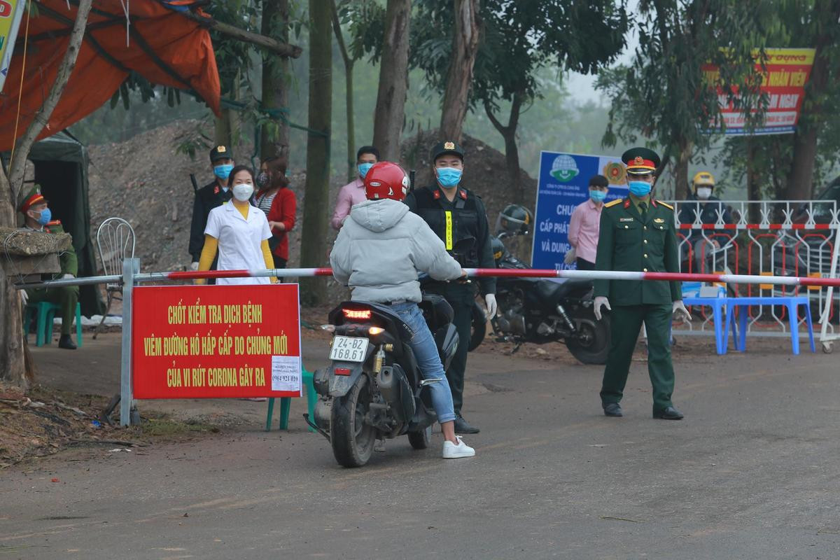 'Nội bất xuất ngoại bất nhập' tại tâm dịch corona ở Vĩnh Phúc: Cách ly đặc biệt hơn 10.000 người, thực phẩm được sát khuẩn trước khi vào làng Ảnh 2