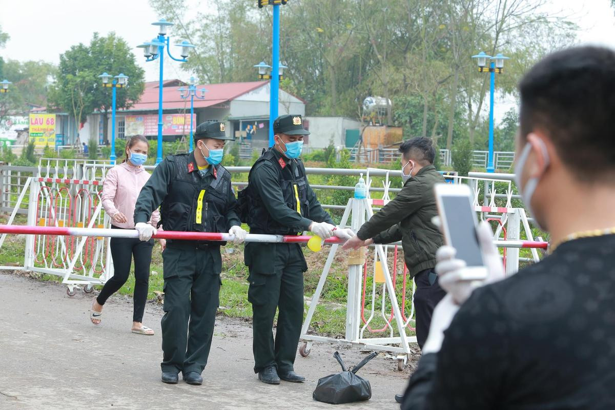 'Nội bất xuất ngoại bất nhập' tại tâm dịch corona ở Vĩnh Phúc: Cách ly đặc biệt hơn 10.000 người, thực phẩm được sát khuẩn trước khi vào làng Ảnh 12