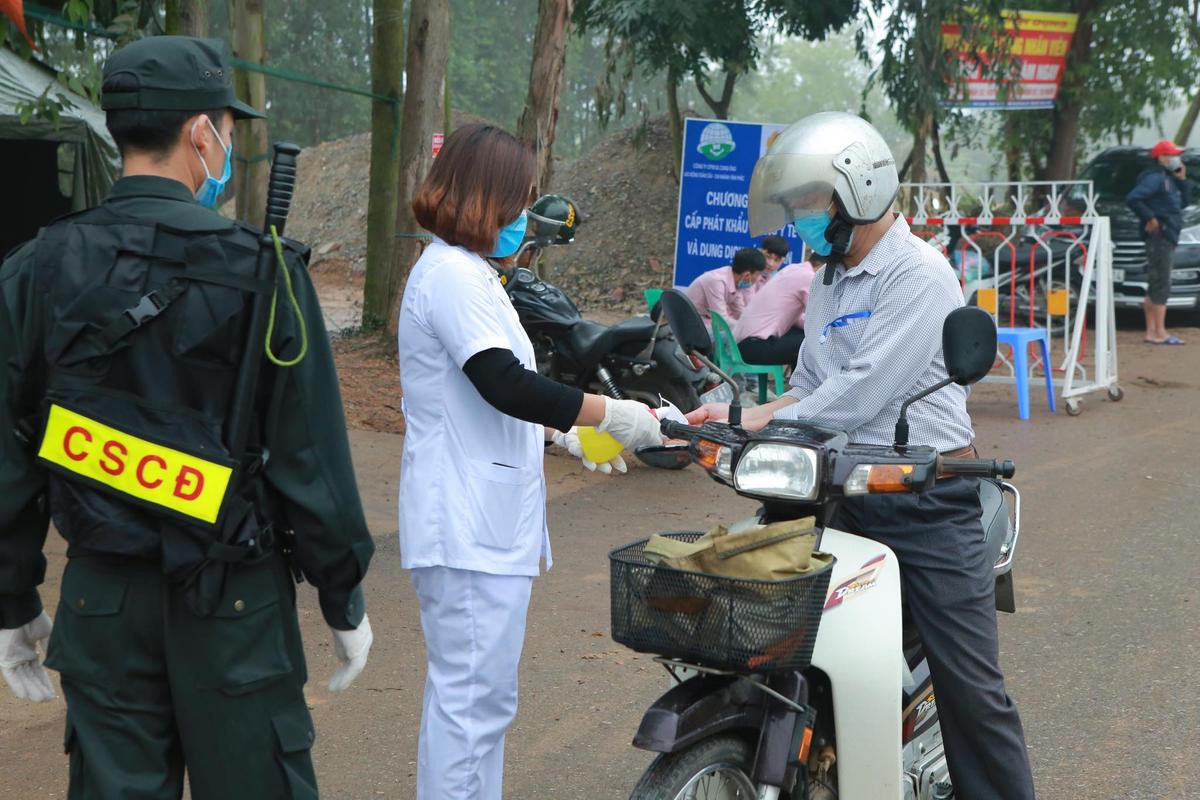 'Nội bất xuất ngoại bất nhập' tại tâm dịch corona ở Vĩnh Phúc: Cách ly đặc biệt hơn 10.000 người, thực phẩm được sát khuẩn trước khi vào làng Ảnh 11