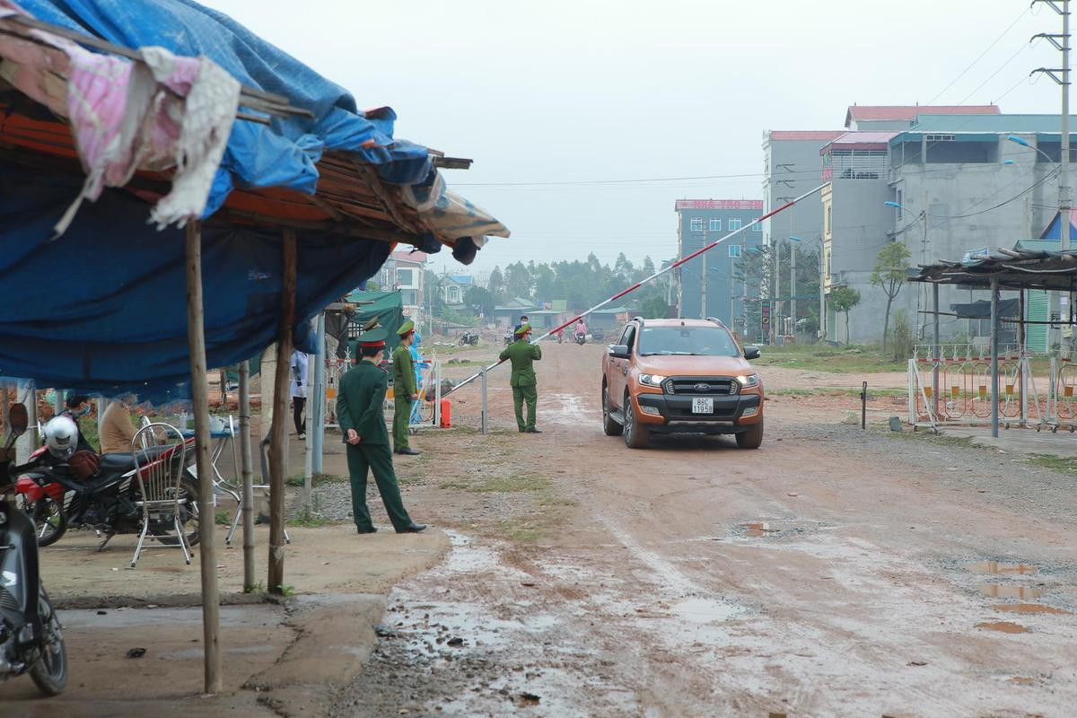 'Nội bất xuất ngoại bất nhập' tại tâm dịch corona ở Vĩnh Phúc: Cách ly đặc biệt hơn 10.000 người, thực phẩm được sát khuẩn trước khi vào làng Ảnh 3