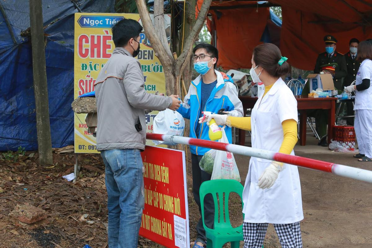 'Nội bất xuất ngoại bất nhập' tại tâm dịch corona ở Vĩnh Phúc: Cách ly đặc biệt hơn 10.000 người, thực phẩm được sát khuẩn trước khi vào làng Ảnh 16