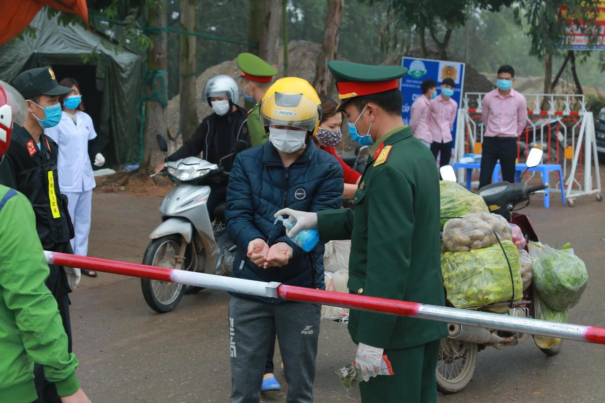 'Nội bất xuất ngoại bất nhập' tại tâm dịch corona ở Vĩnh Phúc: Cách ly đặc biệt hơn 10.000 người, thực phẩm được sát khuẩn trước khi vào làng Ảnh 13