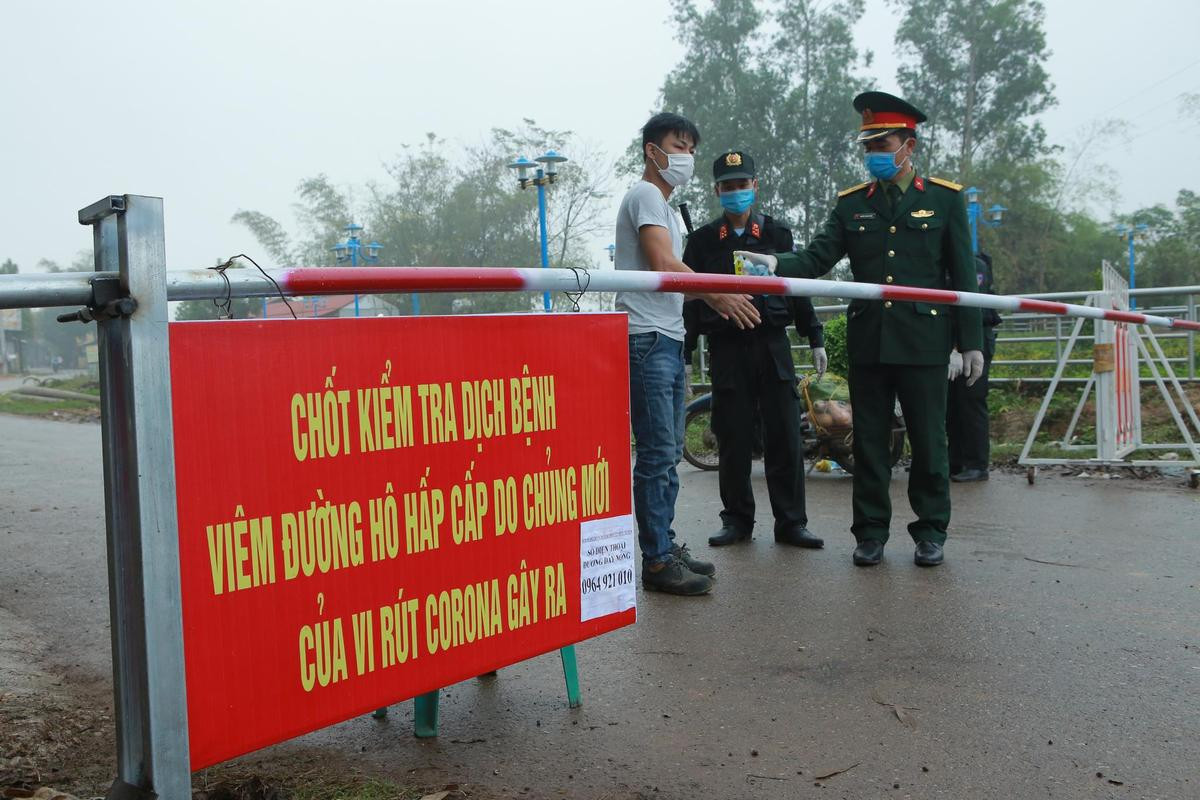 'Nội bất xuất ngoại bất nhập' tại tâm dịch corona ở Vĩnh Phúc: Cách ly đặc biệt hơn 10.000 người, thực phẩm được sát khuẩn trước khi vào làng Ảnh 4