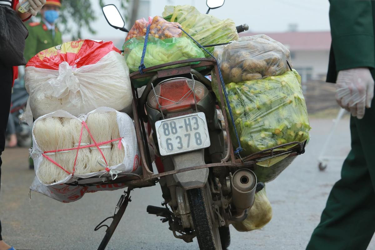 'Nội bất xuất ngoại bất nhập' tại tâm dịch corona ở Vĩnh Phúc: Cách ly đặc biệt hơn 10.000 người, thực phẩm được sát khuẩn trước khi vào làng Ảnh 7