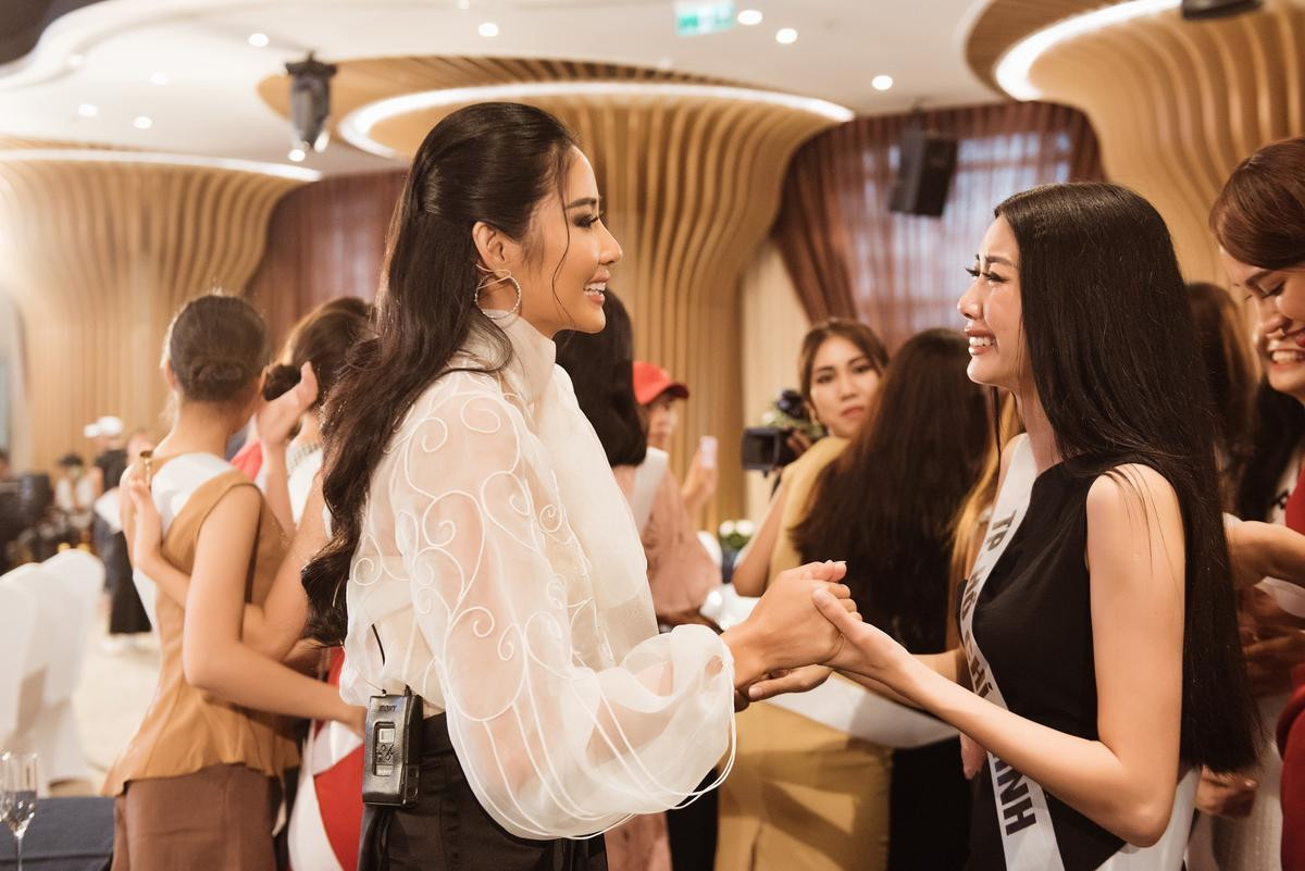 Hoàng Thùy khen ngợi Thúy Vân bản lĩnh, bày chiêu cho Khánh Vân 'chiếm spotlight' tại Miss Universe 2020 Ảnh 7