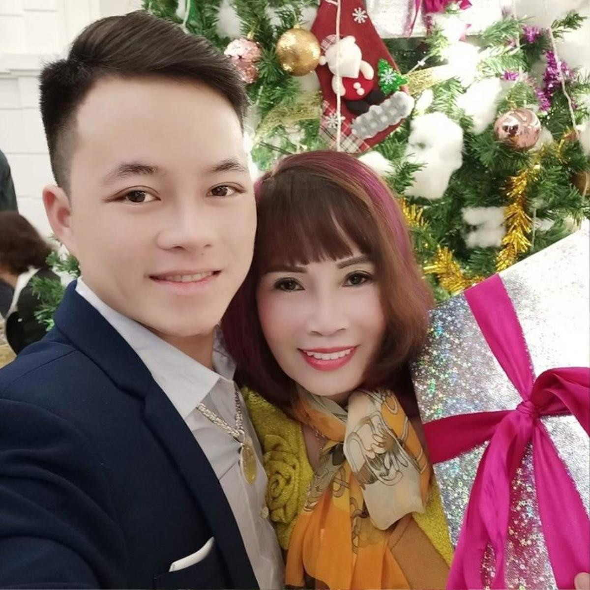 'Cô dâu 62 tuổi' hạnh phúc khoe bó hoa đầy tiền của chồng trẻ tặng nhân dịp Valentine Ảnh 3